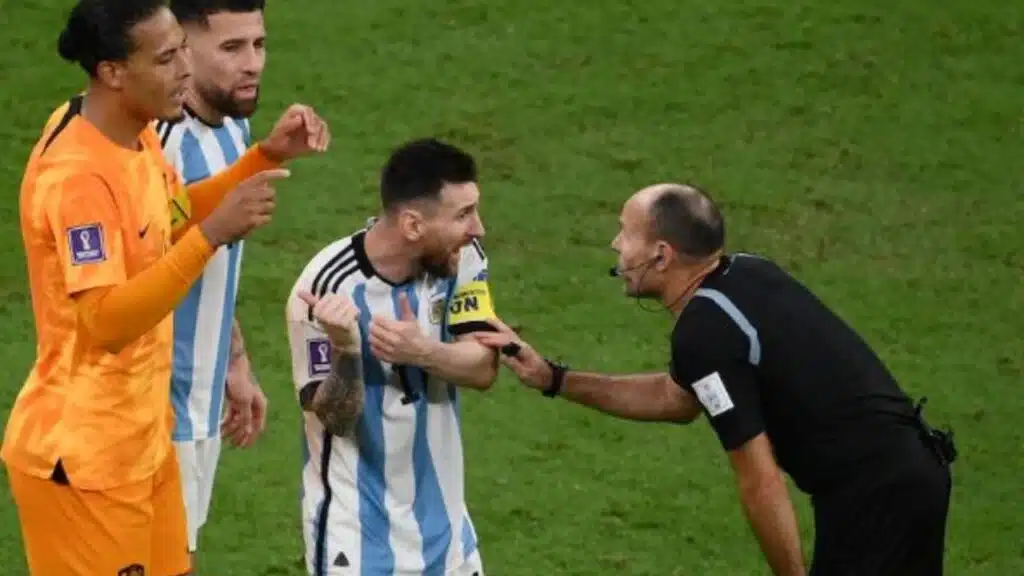 Referee Antonio Mateu Lahoz