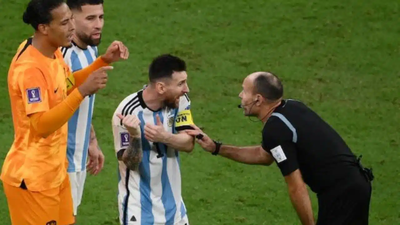 Referee Antonio Mateu Lahoz