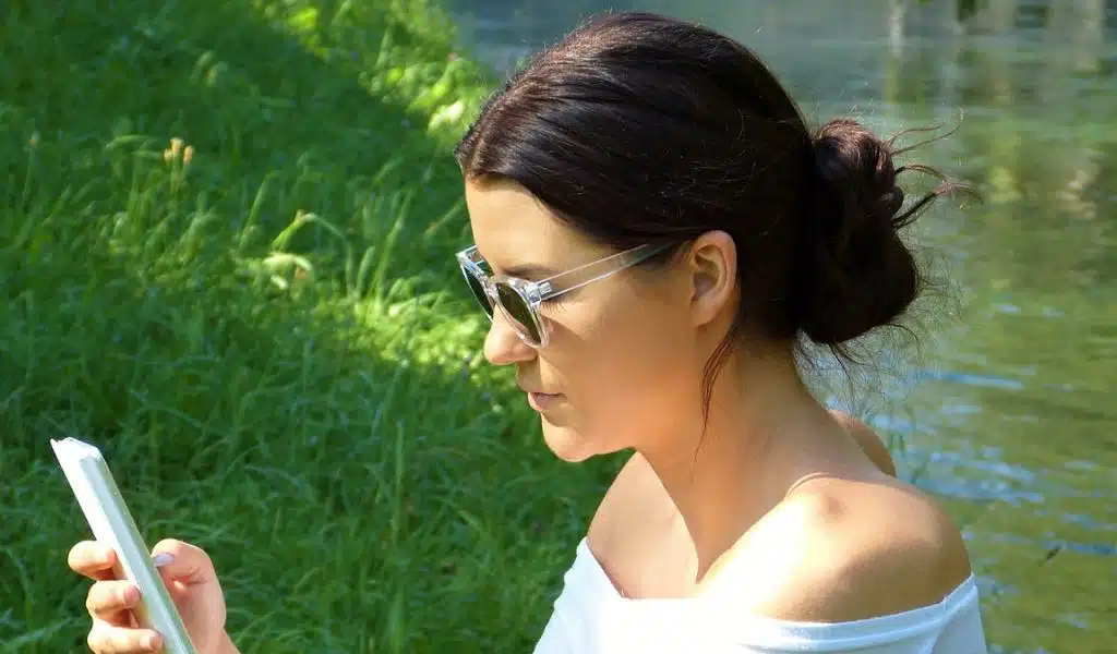 Indians spent Phones 4.9 Hours a Day