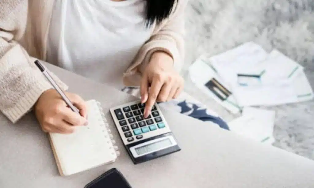 best ways to manage your cash while studying abroad