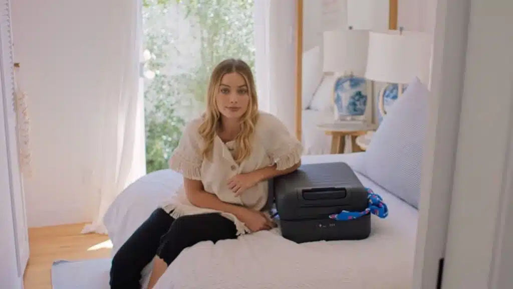 Margot Robbie Swarmed by Fans