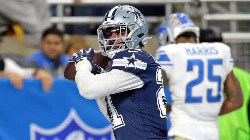 Ezekiel elliott rejoins cowboys one year deal