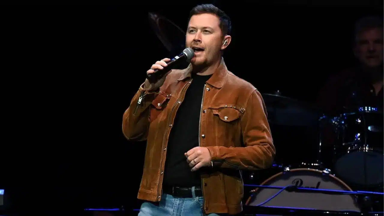 Scotty McCreery lights up idol stage return