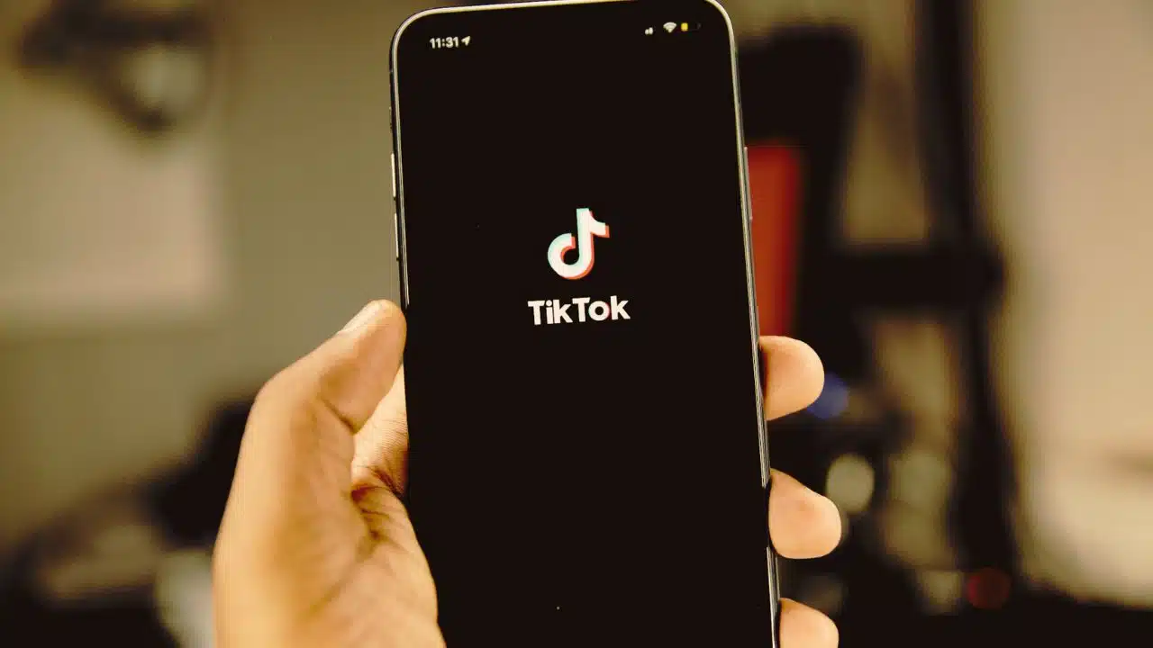 Young Investors Turning to Social Media