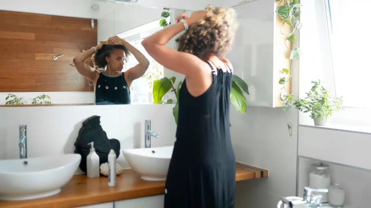 10 Ways to Dress Up Your Bathroom Using Mirrors