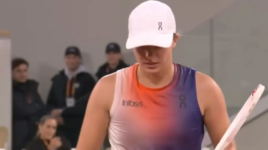 French Open Swiatek Rallies Past Osaka