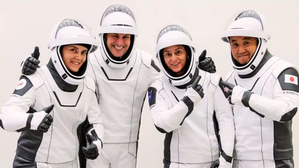 spacex crew returns historic 5 day commercial spacewalk