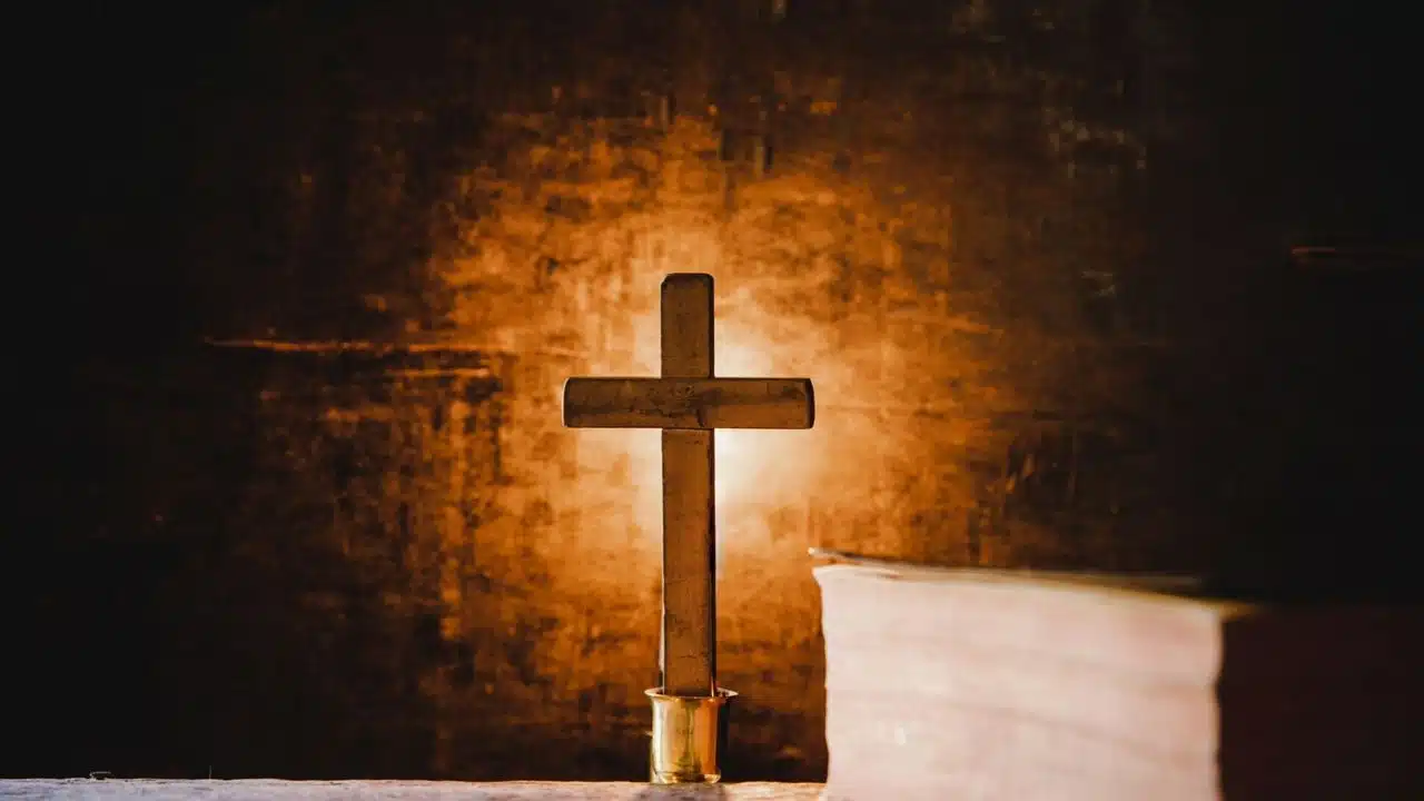 choosing perfect 9ct gold cross pendants