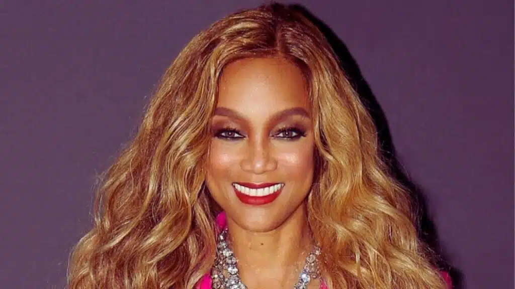 tyra banks returns to victorias secret after 19 years