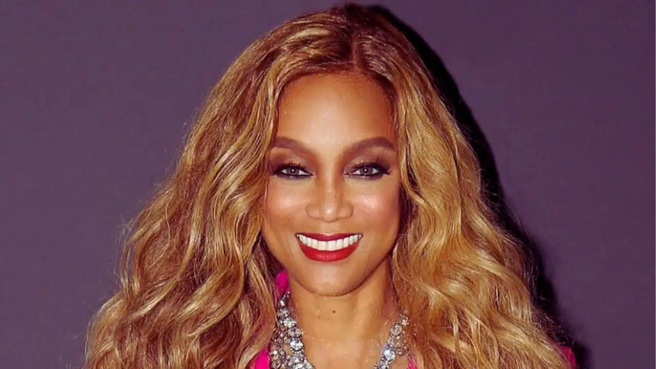 tyra banks returns to victorias secret after 19 years