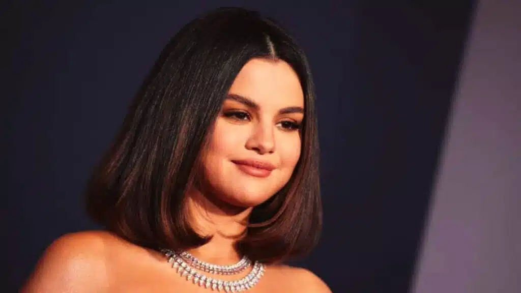 selena gomez new bob cut daring selfie