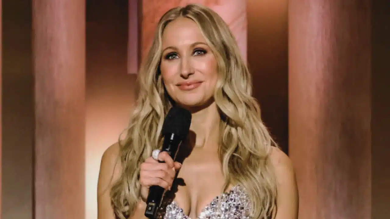 nikki glaser roasts alec baldwin golden globes