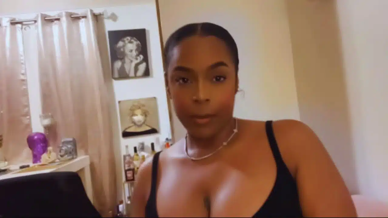 How Old is Mena Monroe