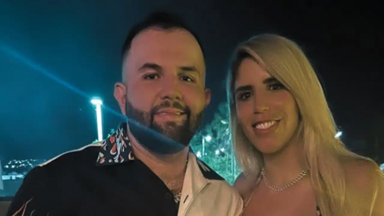 how old is carin leon wife