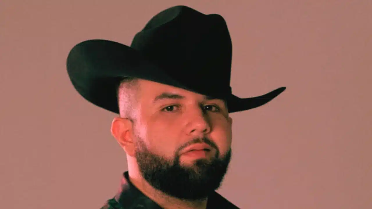 who is carin leon dating