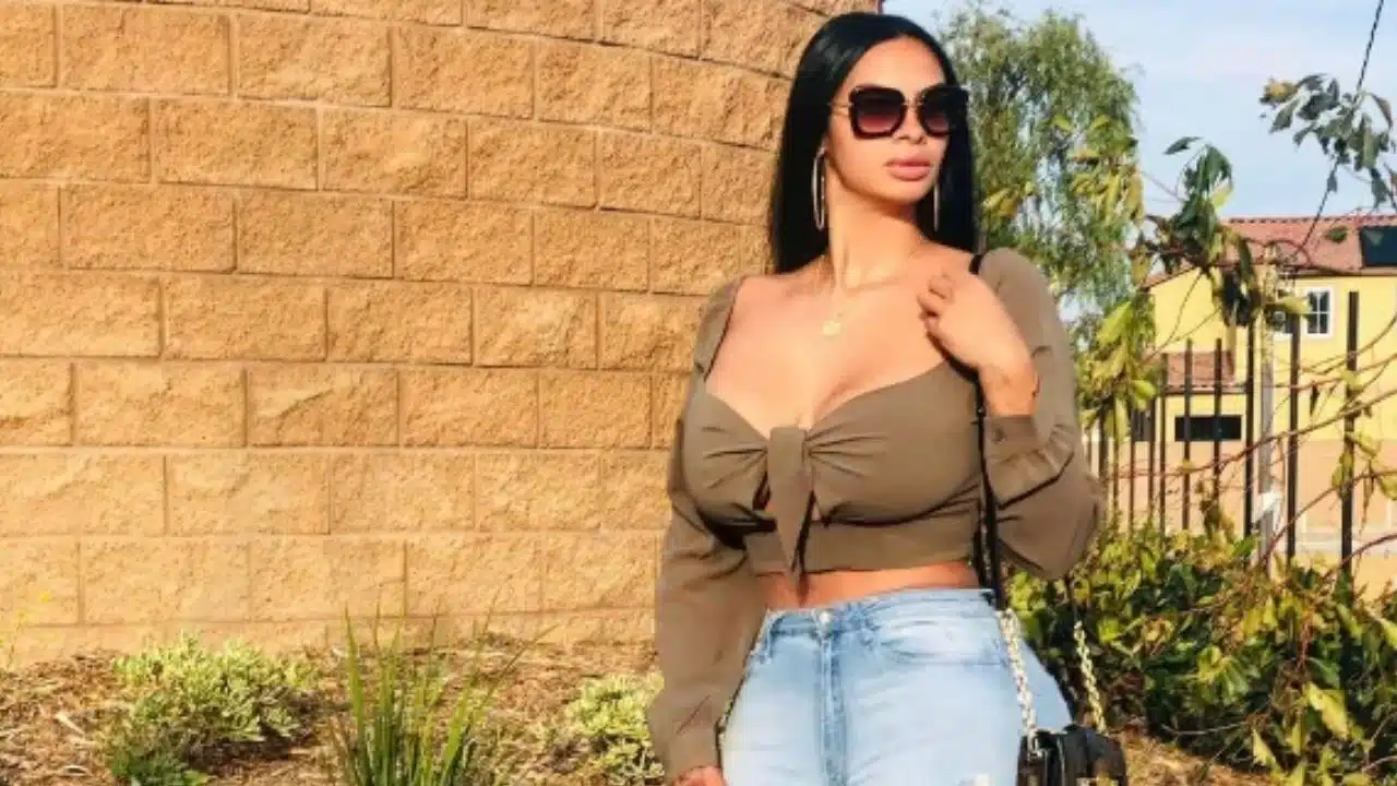 How Tall is Johanna Leia