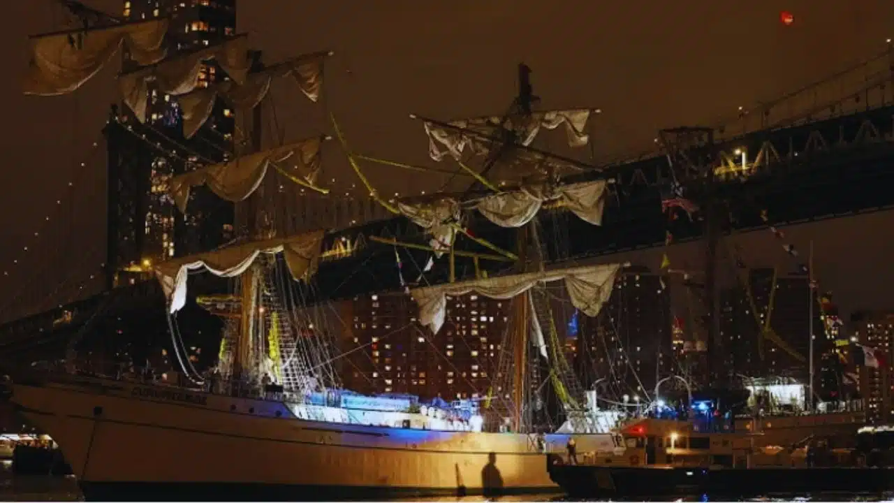 Mexican Navy Ship Brooklyn Bridge Crash