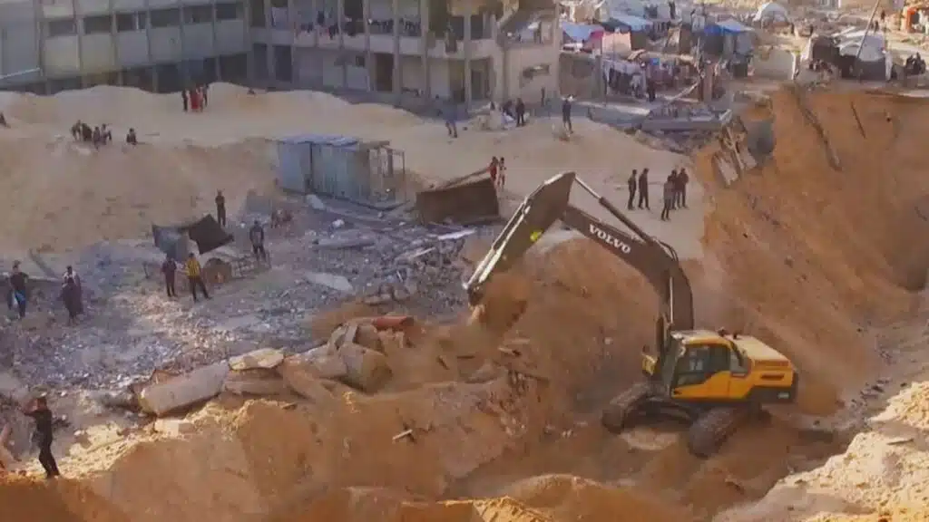 Egypt and Red Cross Aid Gaza Search for Hostage Bodies