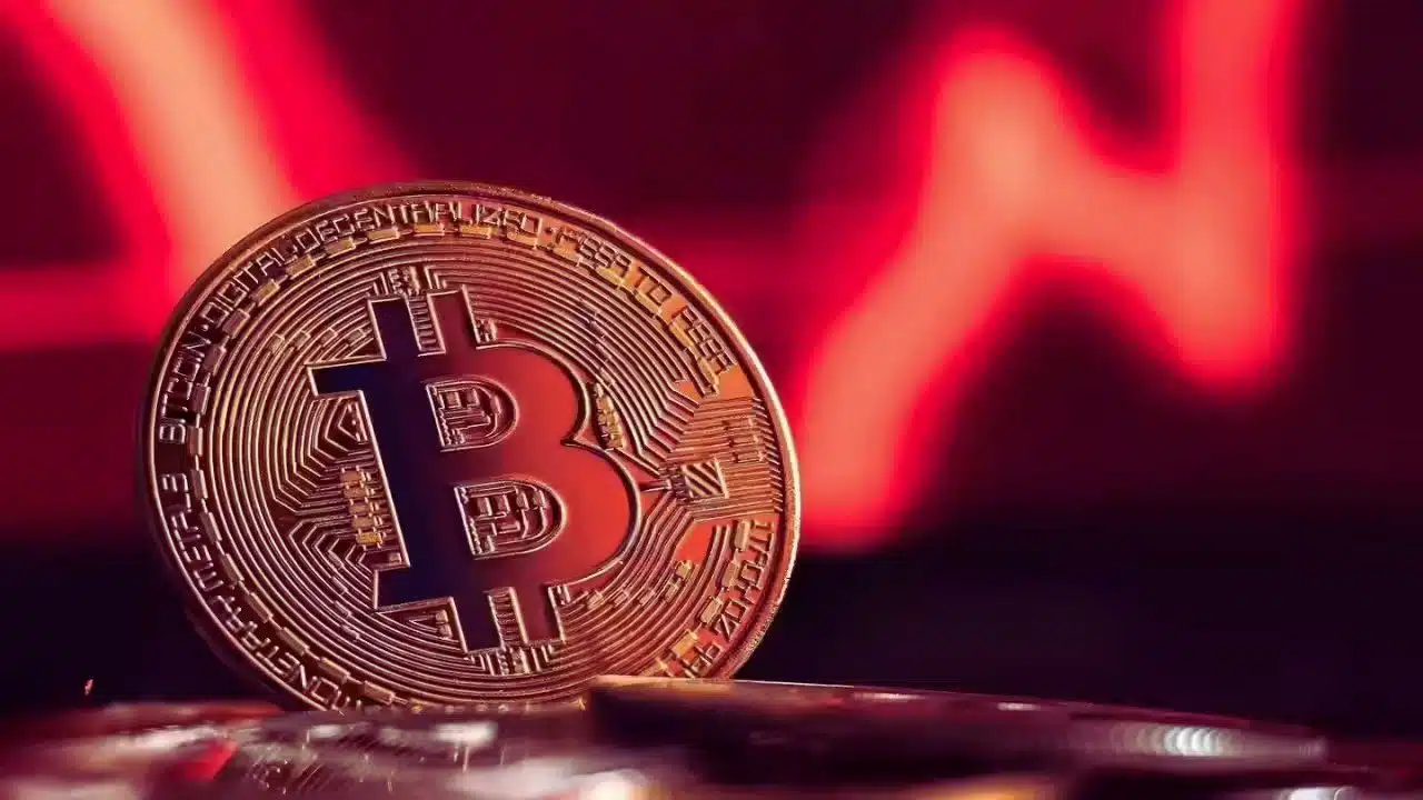 bitcoin falls below 98000 as holder dump record amount