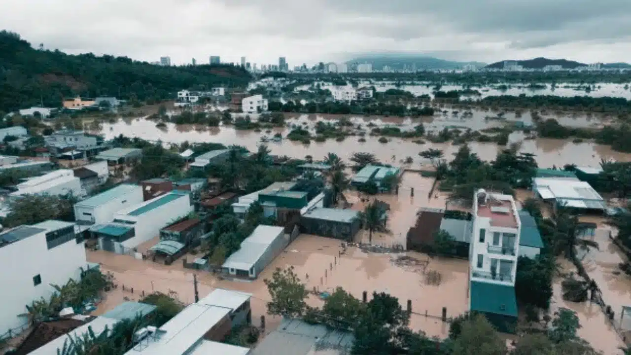 Southeast Asia floods kill over 620