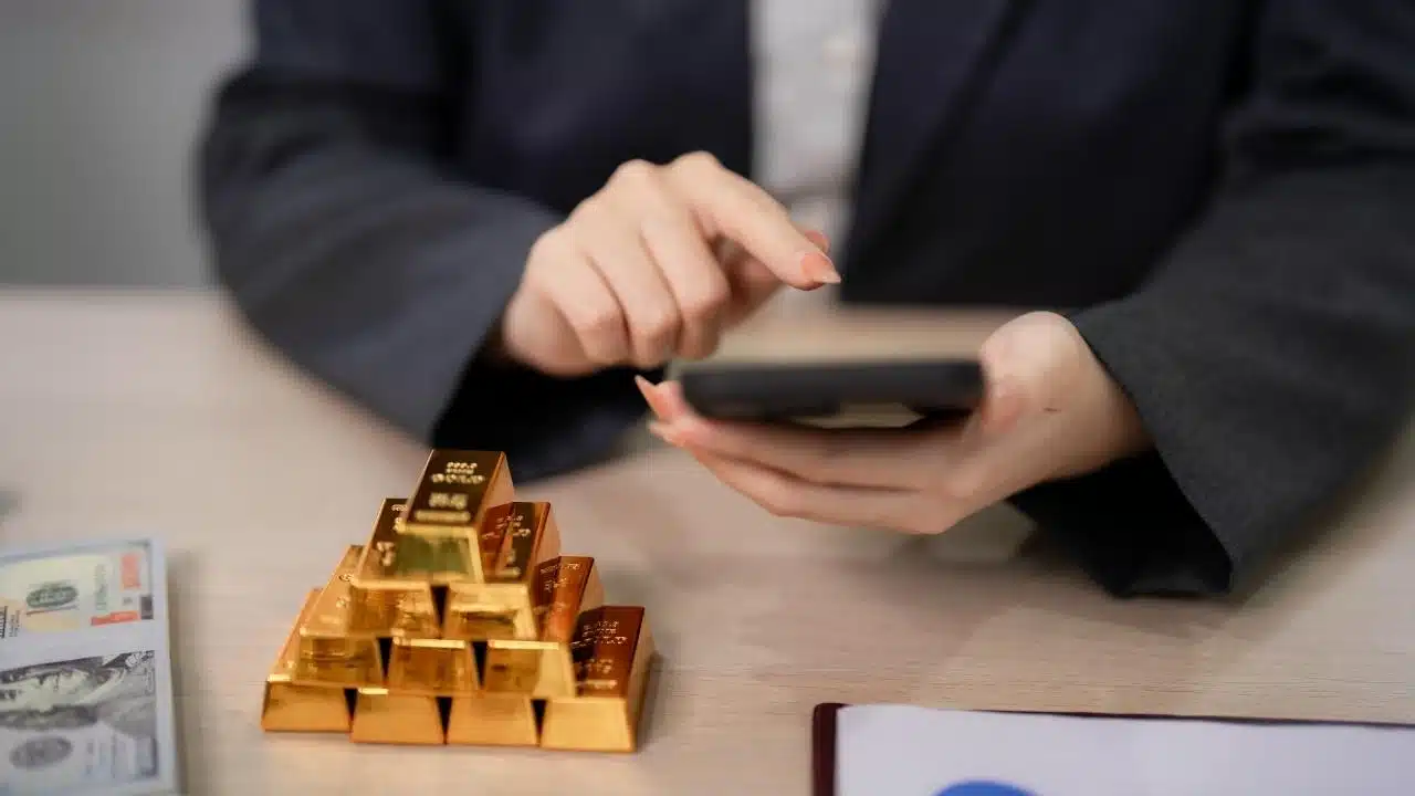 gold reaches record high 4400