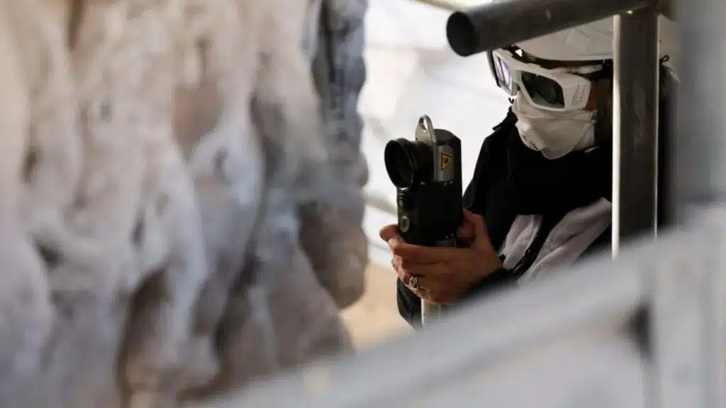 lasers clean ancient rome column