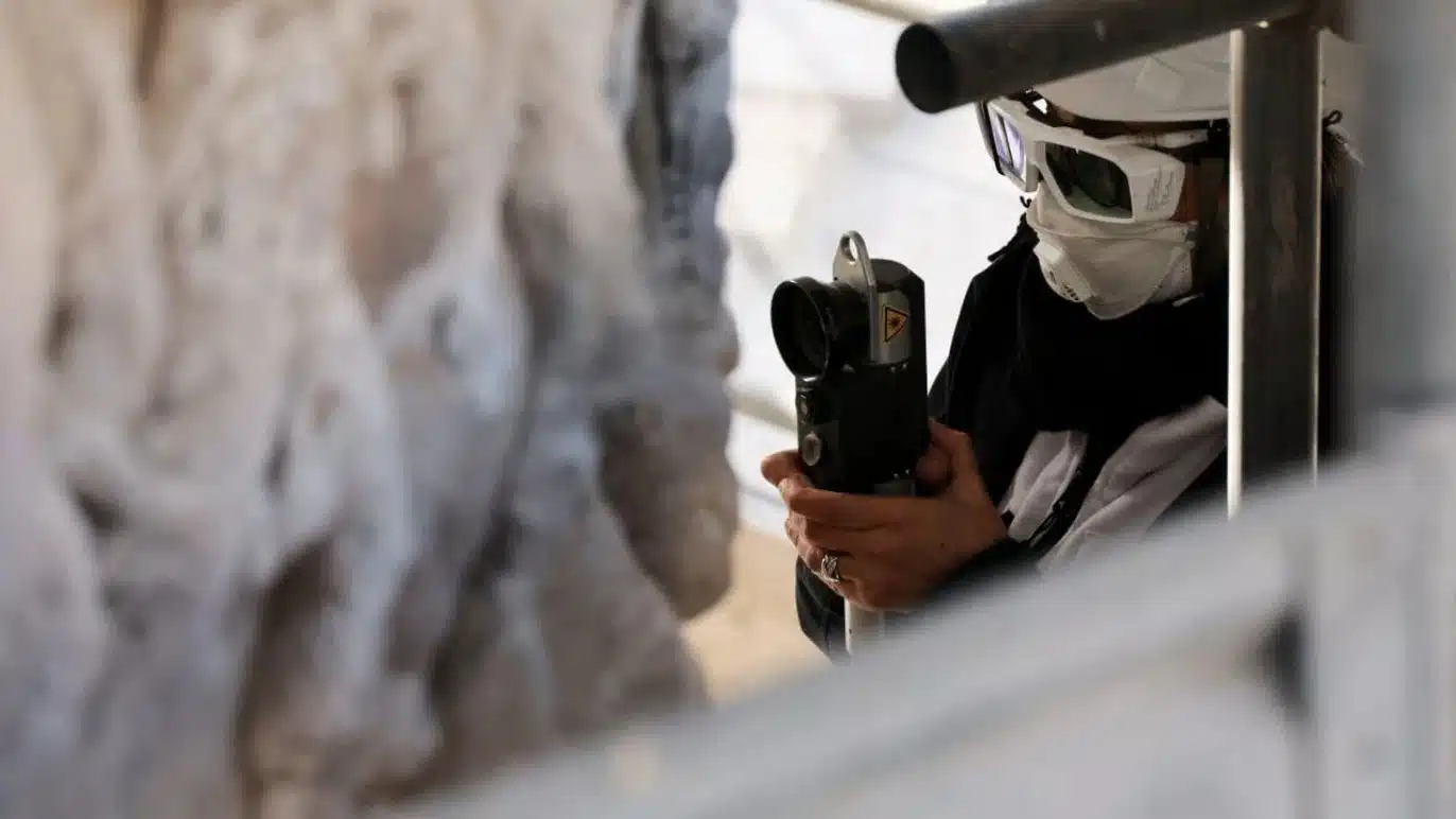 lasers clean ancient rome column